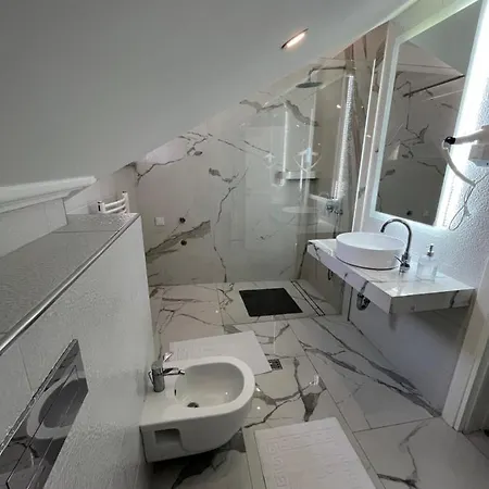 Luca Free Garage Parking *